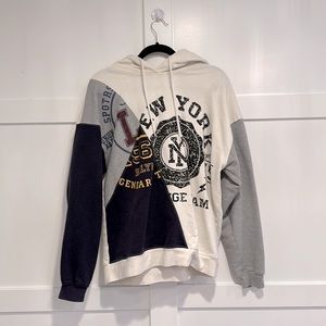 Urban outfitters hoodie, size small. Great condition.